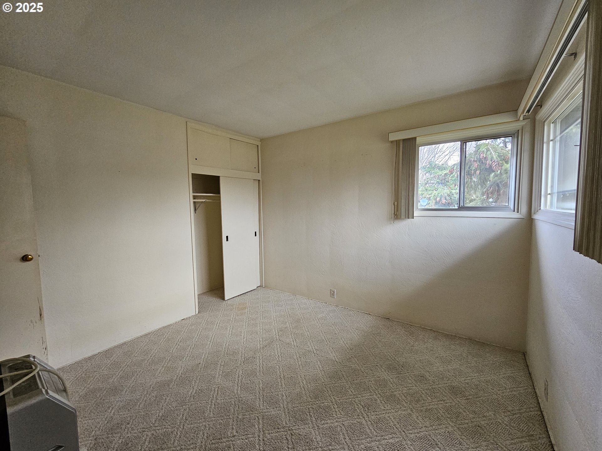2462 Austin Road Roseburg, OR 97471 - Photo 18 of 36 an empty room with windows