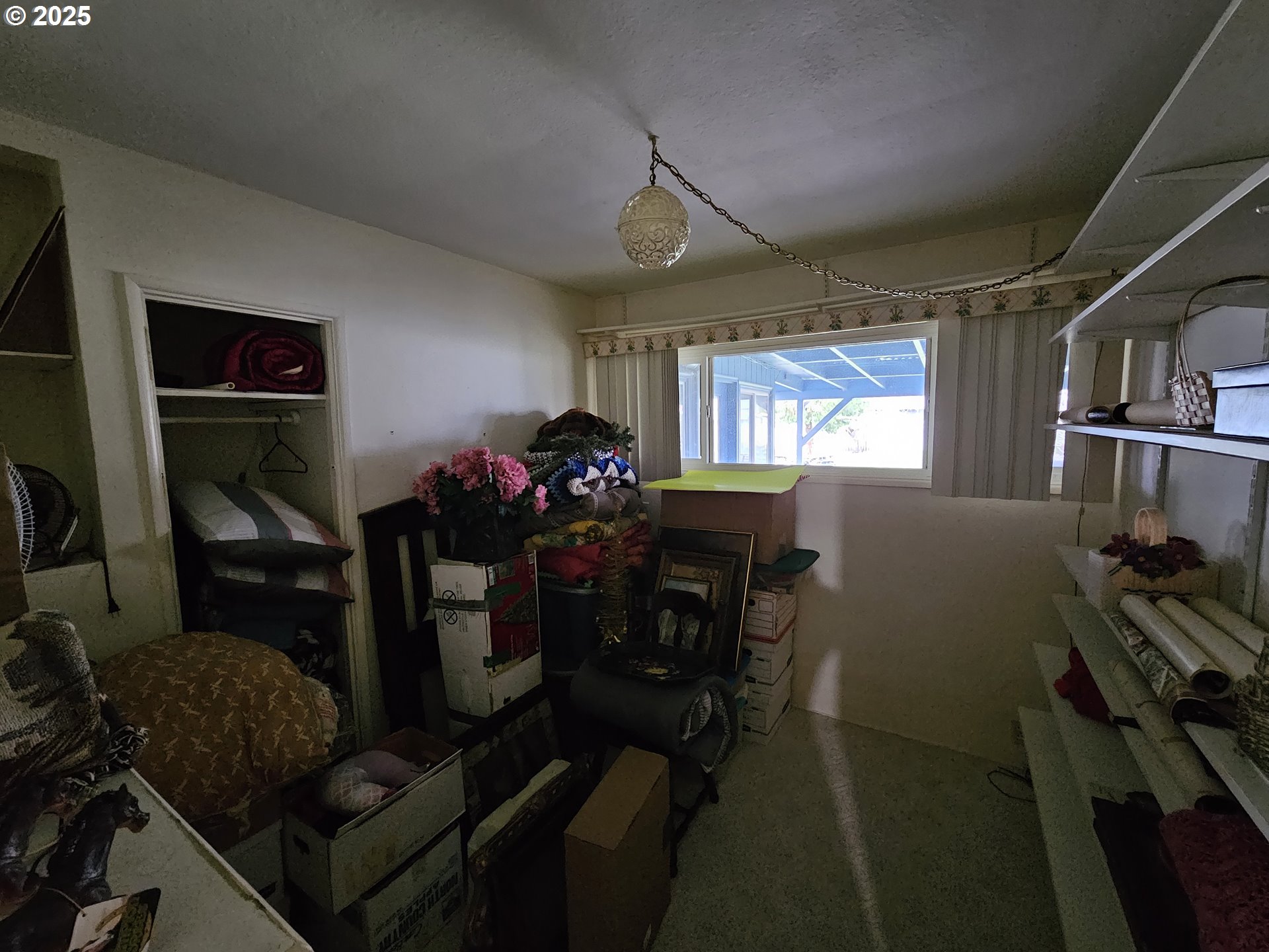 2462 Austin Road Roseburg, OR 97471 - Photo 21 of 36 a dining room with furniture and window