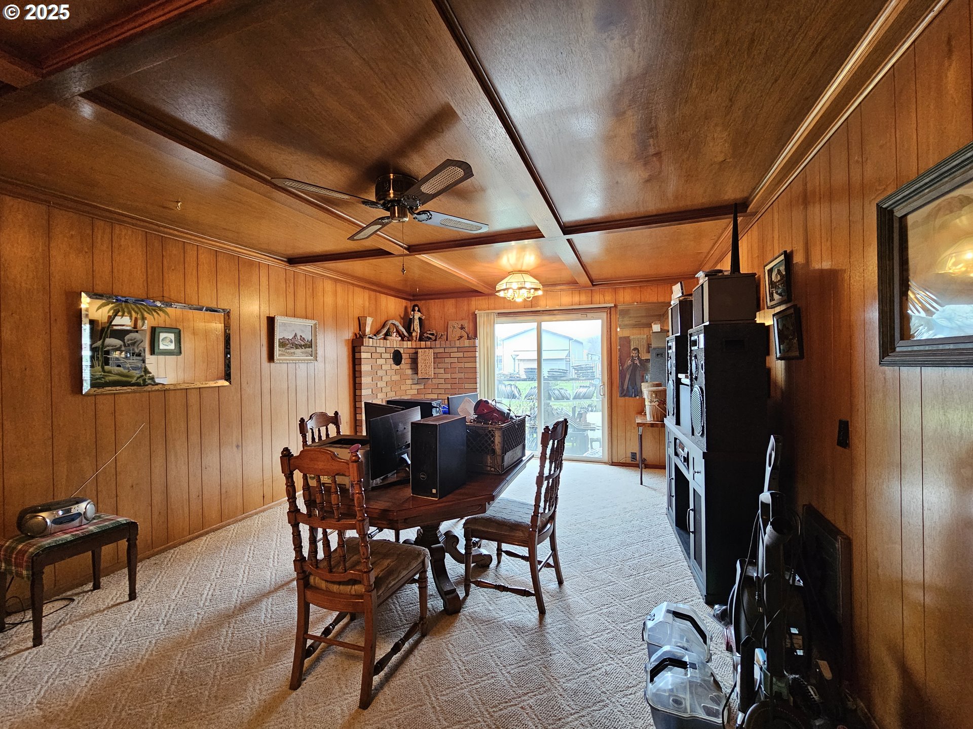 2462 Austin Road Roseburg, OR 97471 - Photo 25 of 36 a dining room with furniture and window