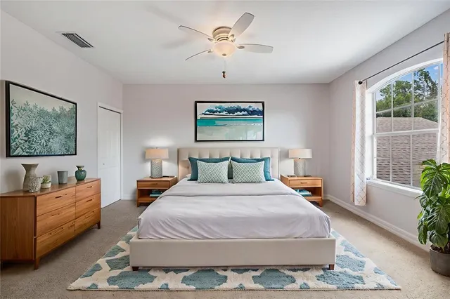 a view of a back yard