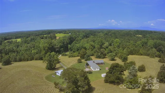 a view of a yard with a house