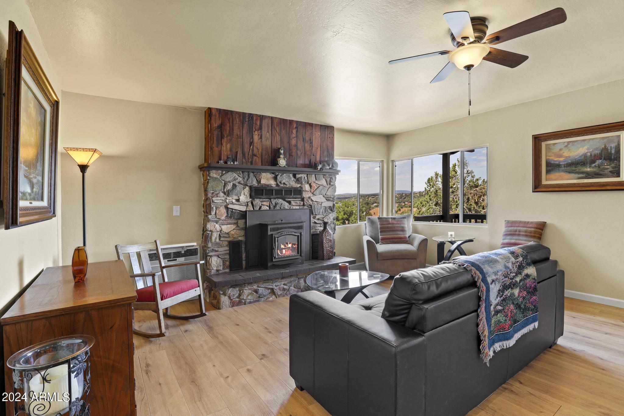 219 East Pine Street Payson, AZ 85541 - Photo 11 of 35 Living room