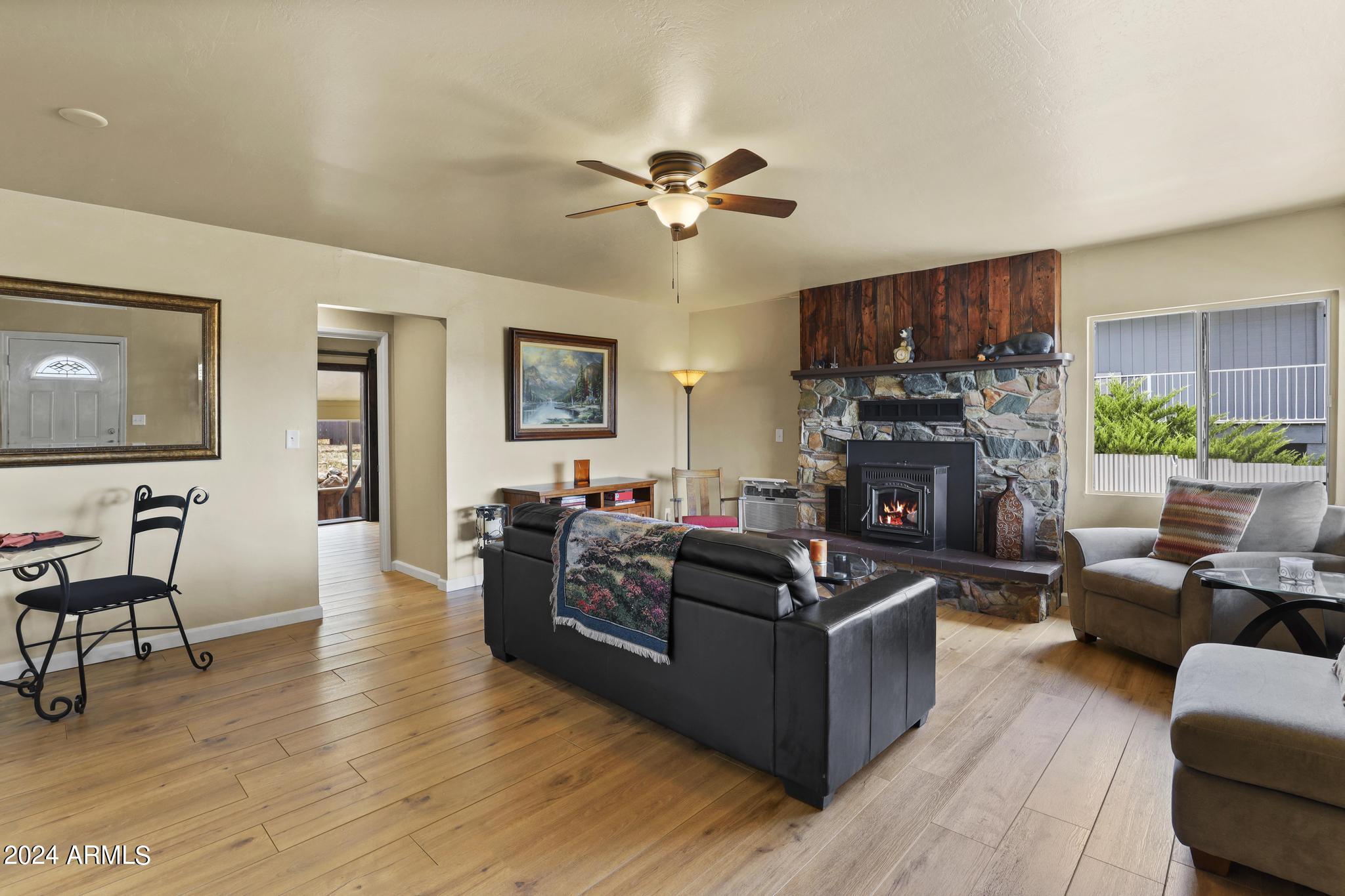 219 East Pine Street Payson, AZ 85541 - Photo 12 of 35 Living room