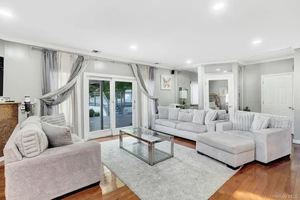 $1,299,000 | 9 Pine Lane, Valley Stream, NY 11581