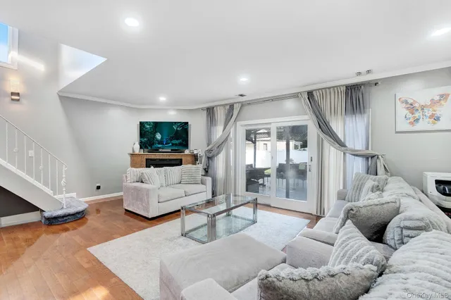 $1,299,000 | 9 Pine Lane, Valley Stream, NY 11581