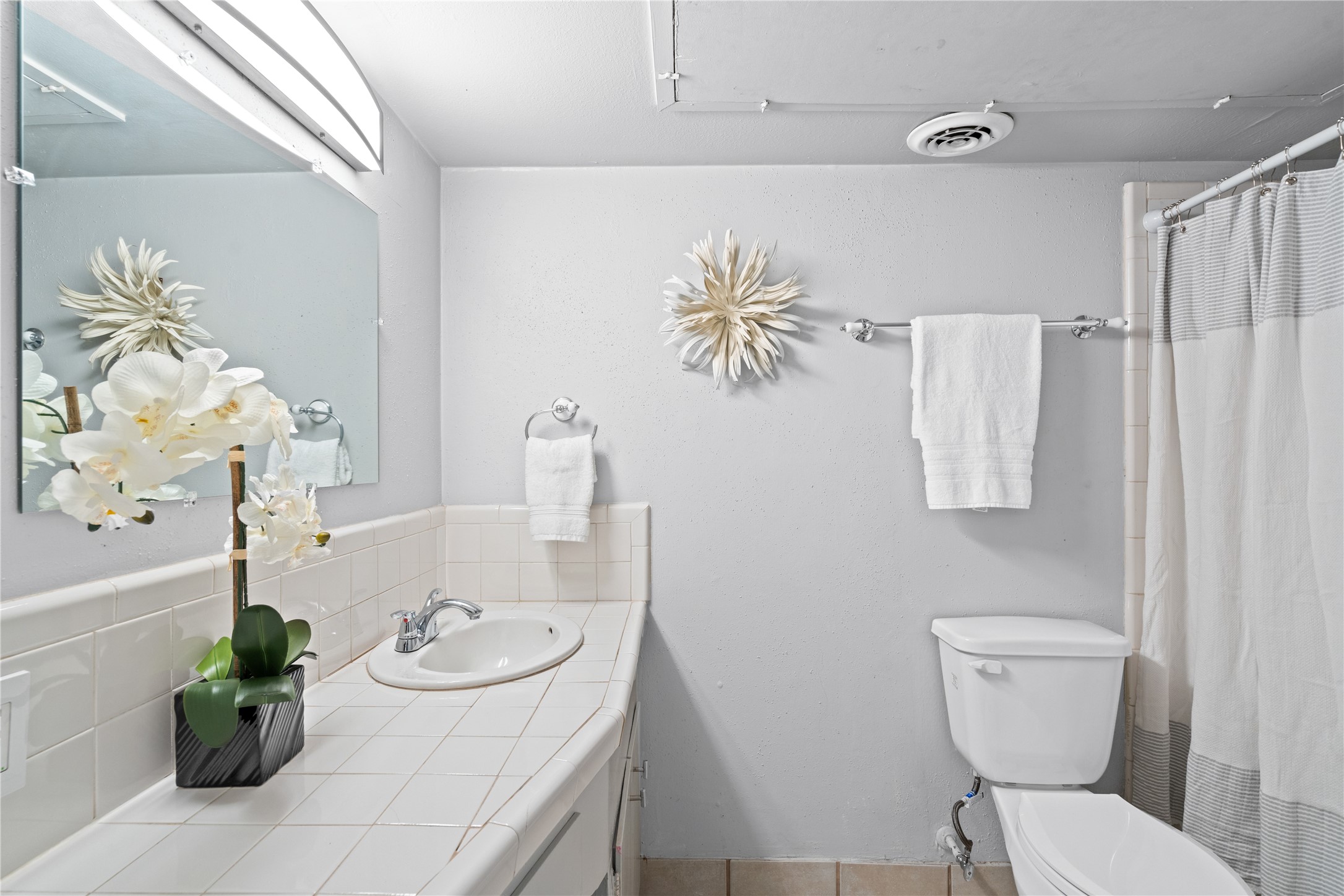 3924 West Alabama Street, Unit 4 Houston, TX 77027 - Photo 12 of 21 A second full bath features a tub and shower combo. It is easily accessible from any room in the house.