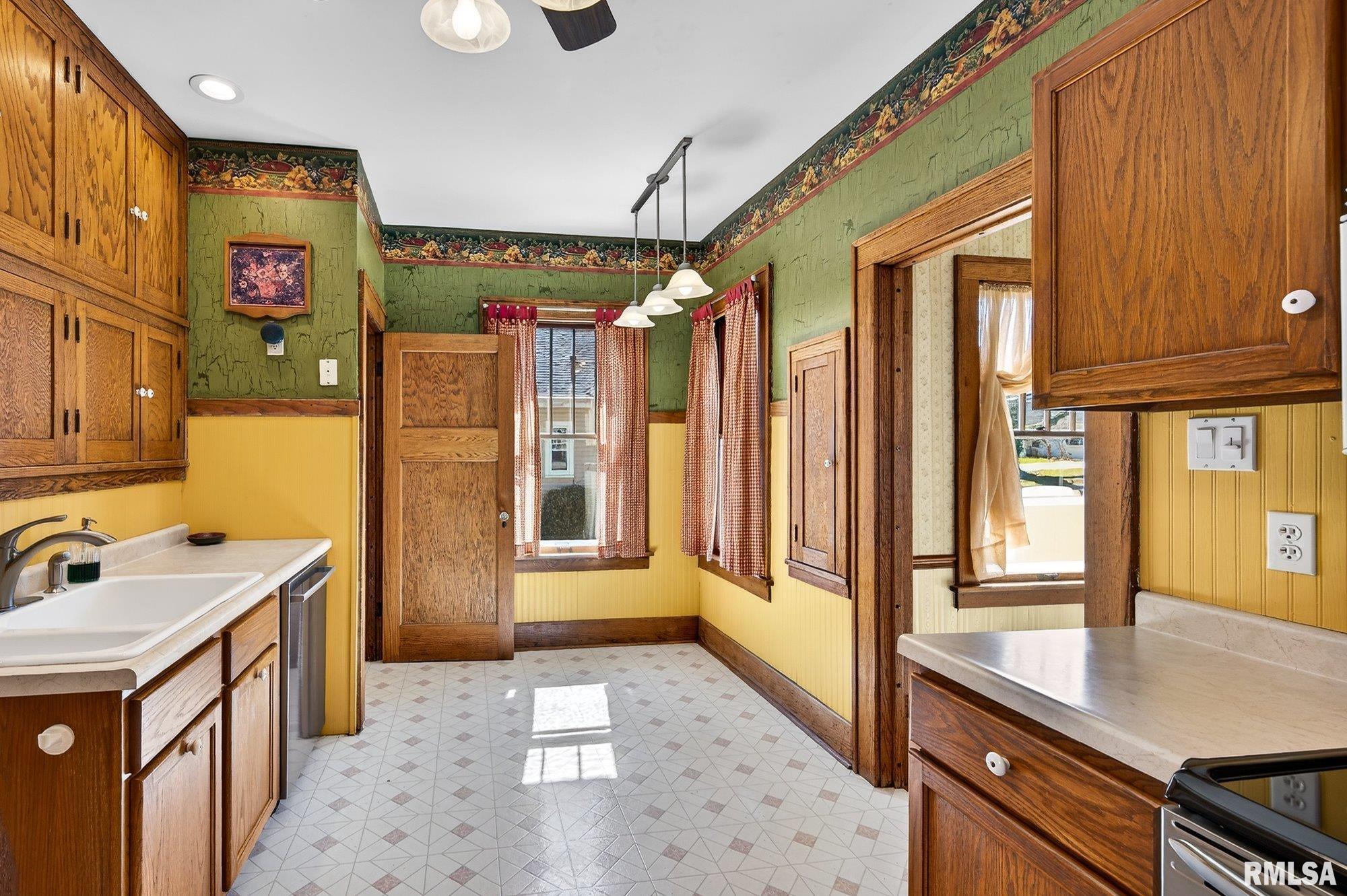 605 North Main Street Washington, IL 61571 - Photo 13 of 64