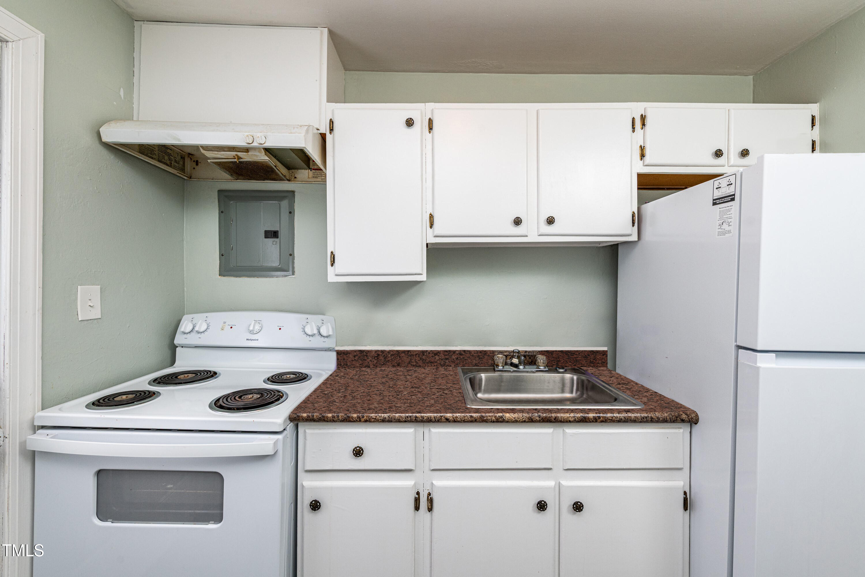 806 Eva Street Durham, NC 27701 - Photo 7 of 22 007_Kitchen