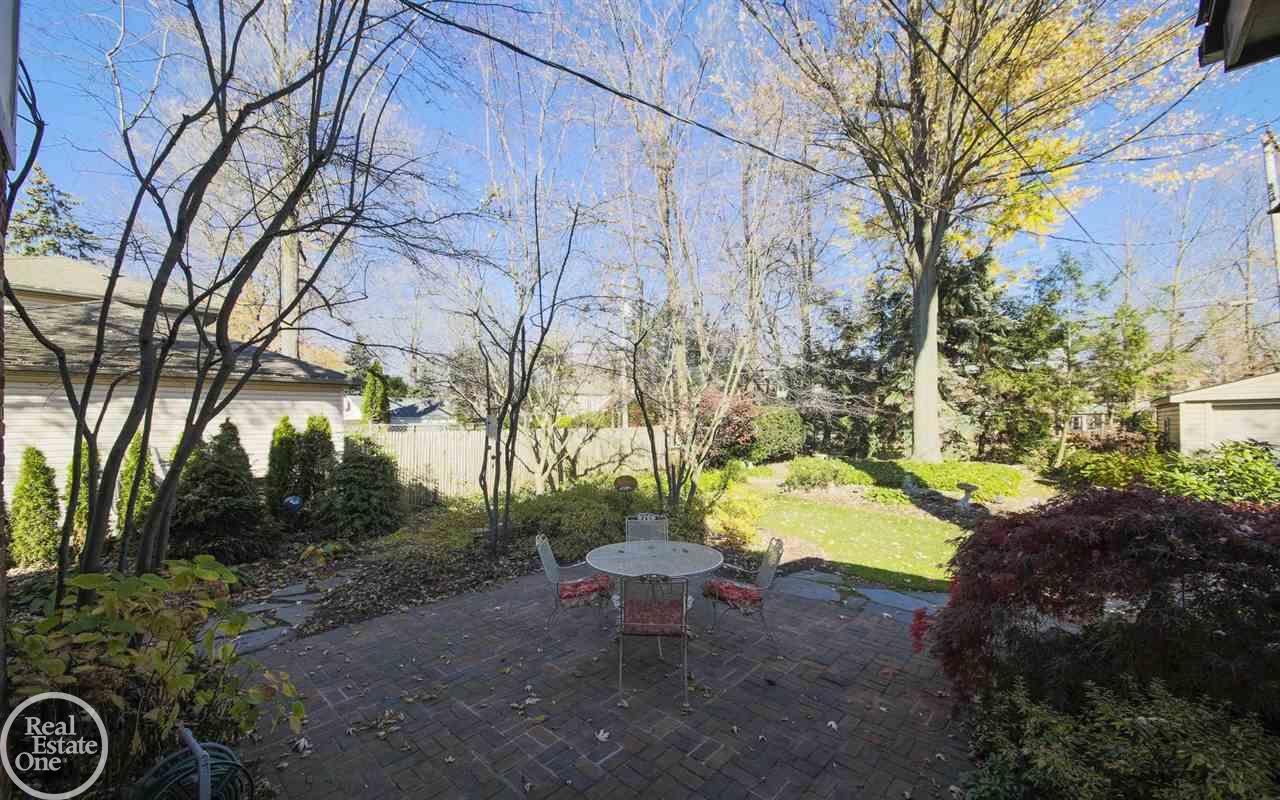 1712 Broadstone Road Grosse Pointe Woods, MI 48236 - Photo 27 of 34