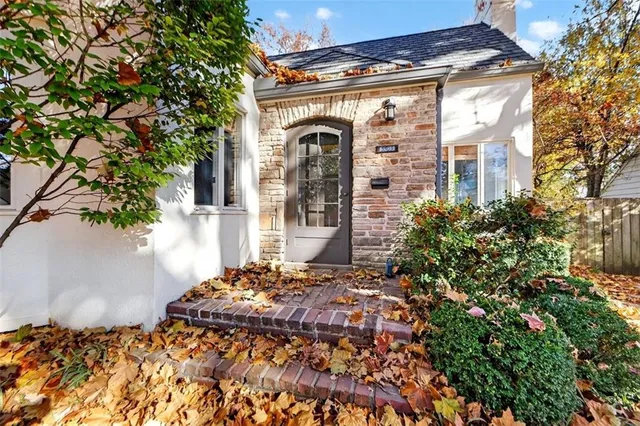 $715,000 | 5509 Norwood Road, Fairway, KS 66205