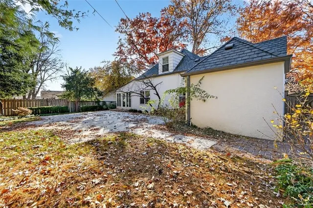 $715,000 | 5509 Norwood Road, Fairway, KS 66205