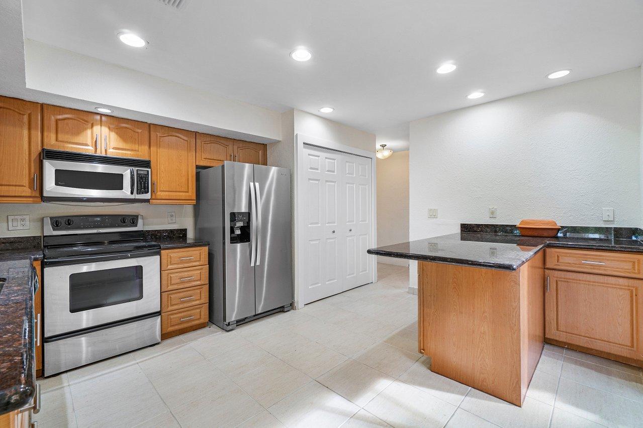 9877 Erica Court Boca Raton, FL 33496 - Photo 8 of 34 014-9877EricaCourt-BocaRaton-FL-33496-SM