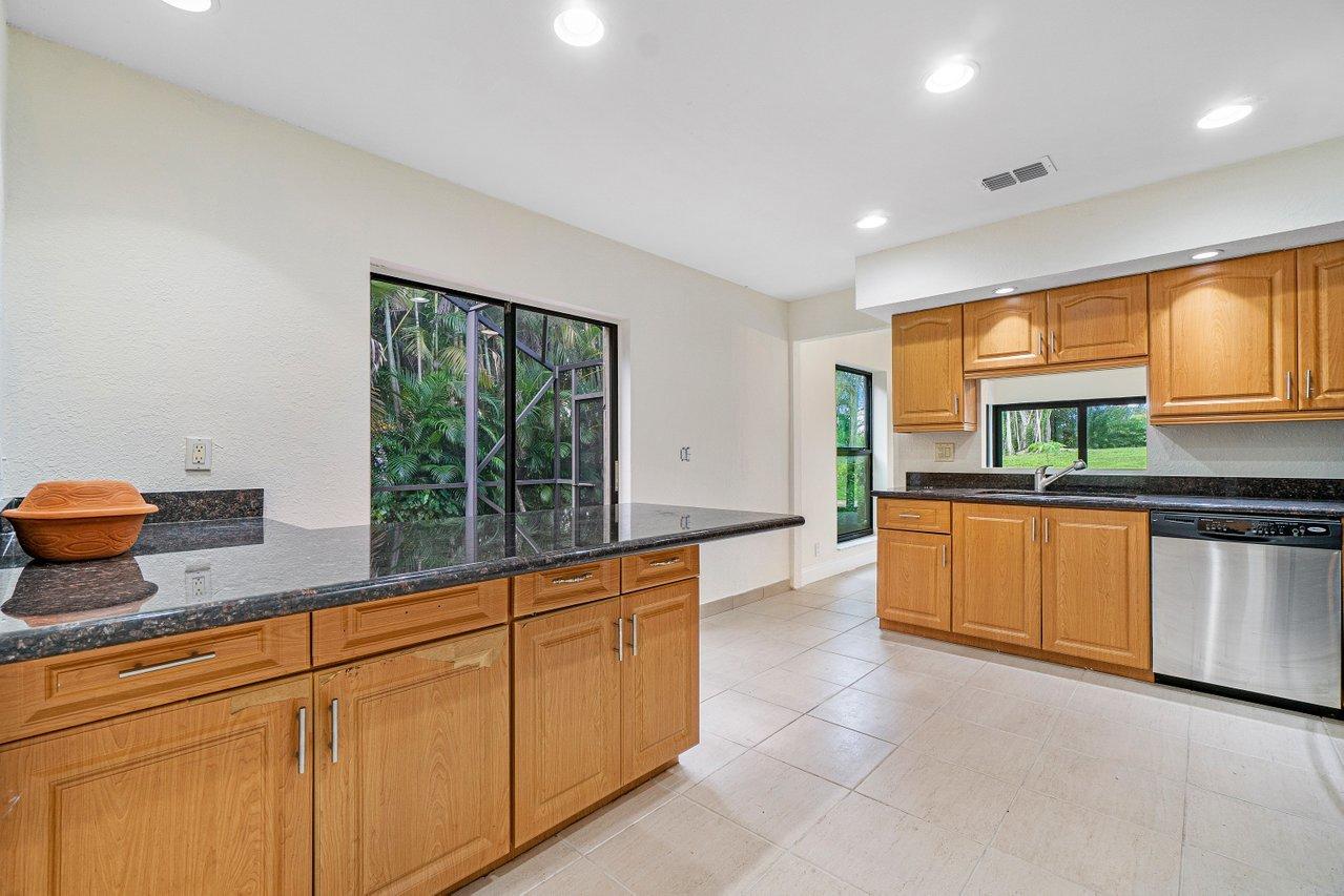 9877 Erica Court Boca Raton, FL 33496 - Photo 9 of 34 012-9877EricaCourt-BocaRaton-FL-33496-SM