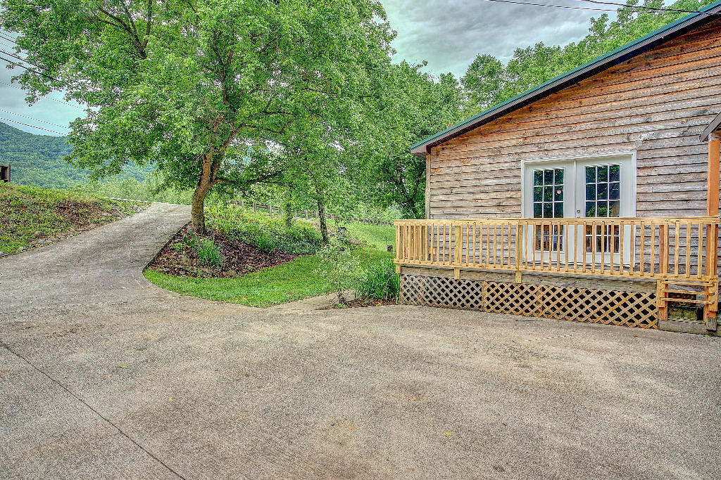 1019 Highway 321 Hampton, TN 37658 - Photo 25 of 26 23