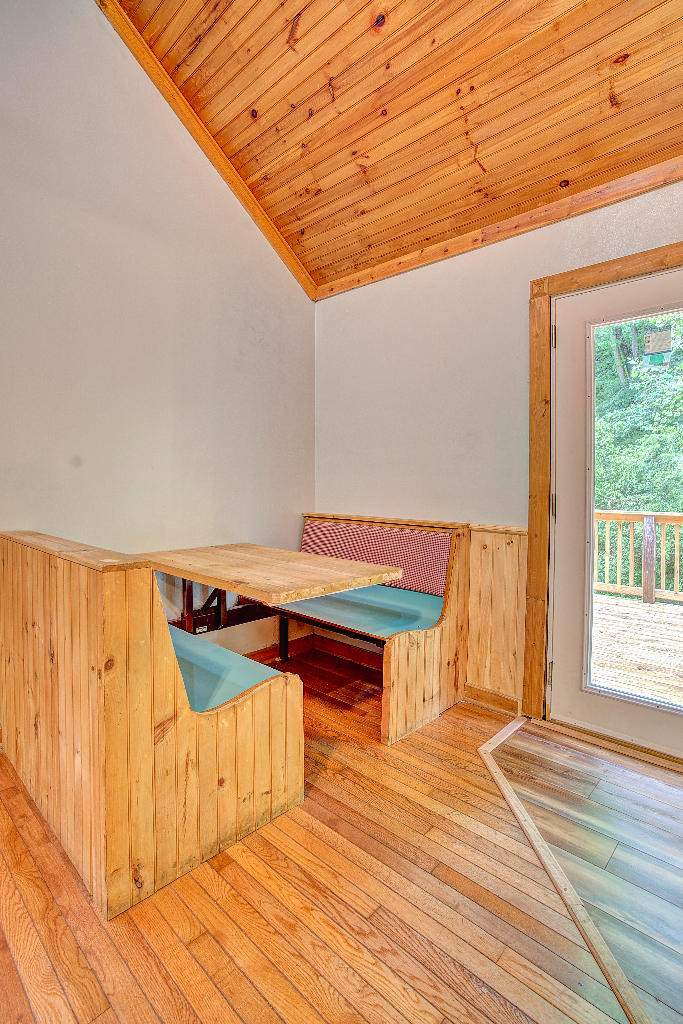 1019 Highway 321 Hampton, TN 37658 - Photo 5 of 26 03
