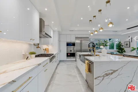 $2,500,000 | 4854 Brewster Drive, Tarzana, CA 91356