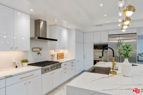 $2,500,000 | 4854 Brewster Drive, Tarzana, CA 91356