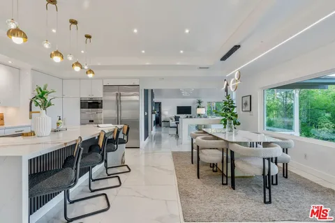 $2,500,000 | 4854 Brewster Drive, Tarzana, CA 91356