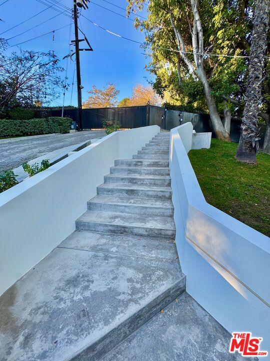 4854 Brewster Drive Tarzana, CA 91356 - Photo 3 of 60