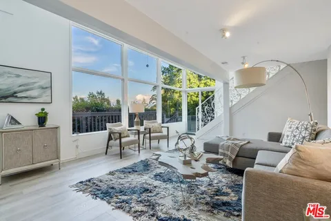 $2,500,000 | 4854 Brewster Drive, Tarzana, CA 91356