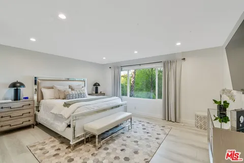 $2,500,000 | 4854 Brewster Drive, Tarzana, CA 91356