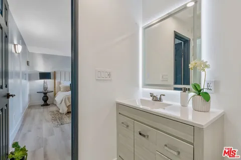 $2,500,000 | 4854 Brewster Drive, Tarzana, CA 91356