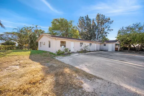 a view of a house with backyard and garden