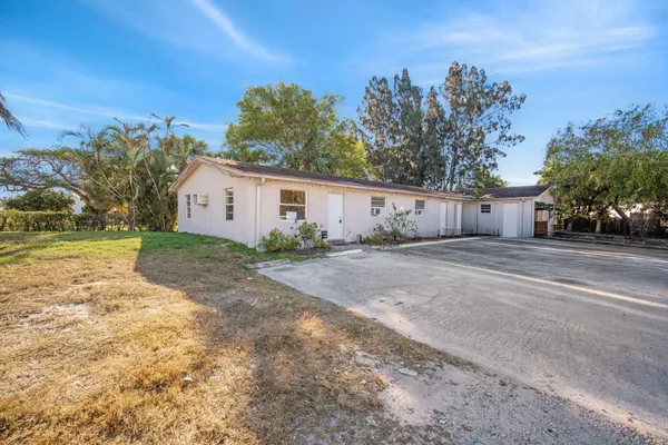 a view of a house with backyard and garden