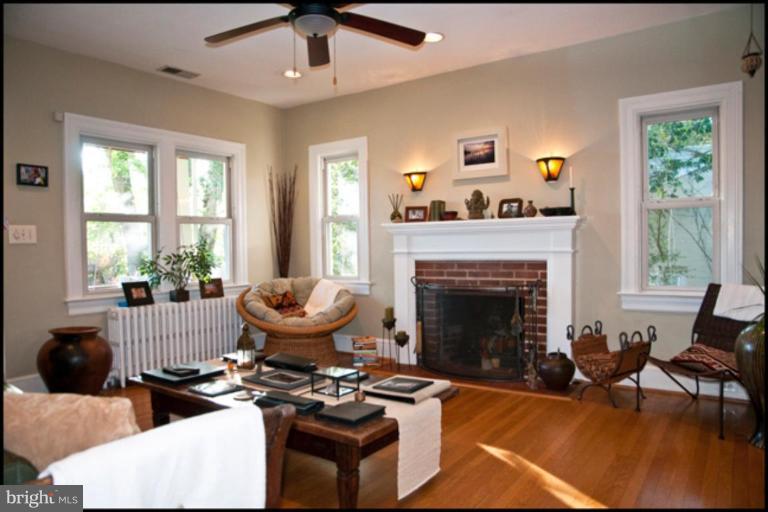 9411 Garwood Street Silver Spring, MD 20901 - Photo 3 of 30 Living Room