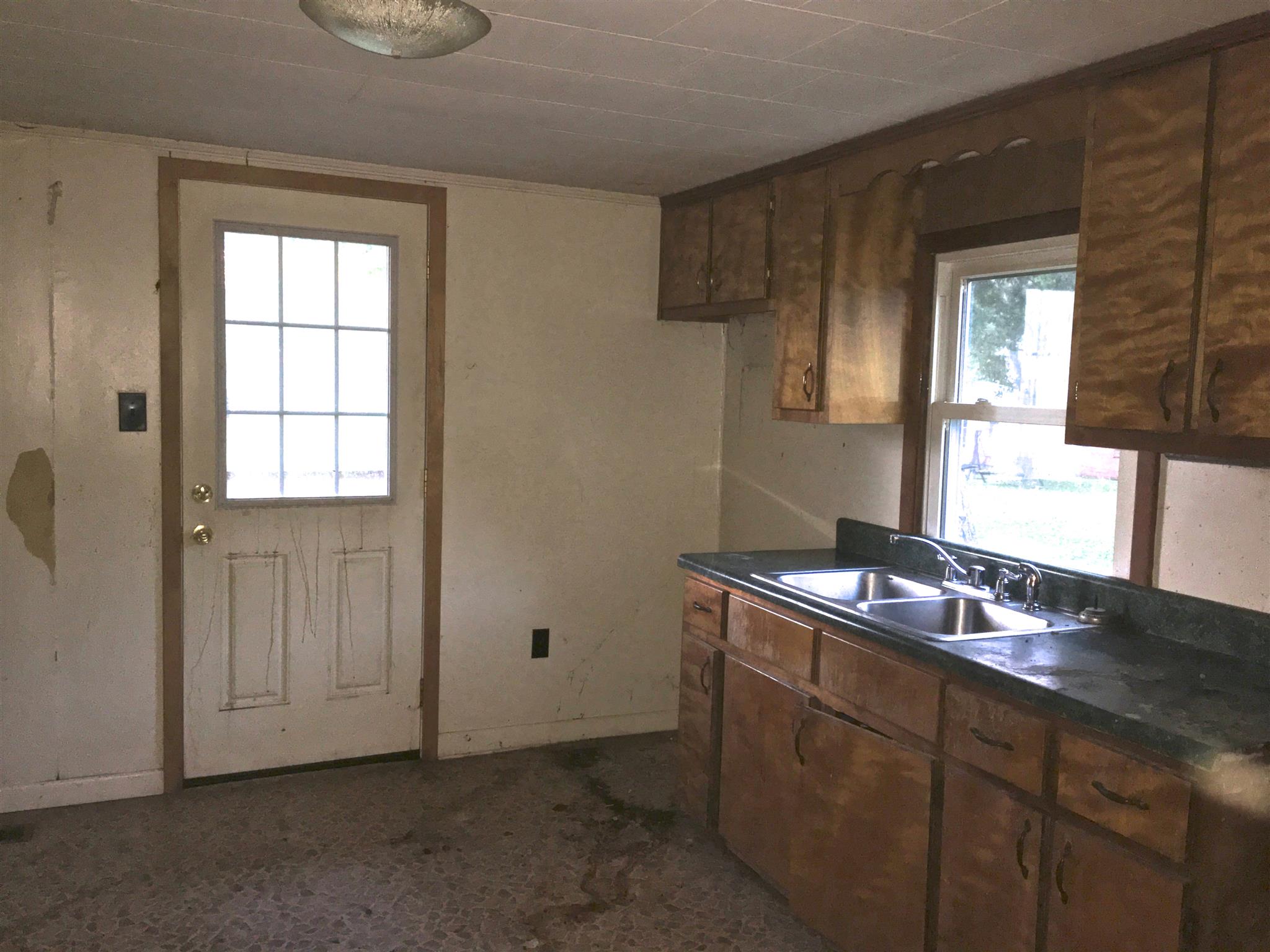 822 South Spring Street Manchester, TN 37355 - Photo 4 of 7 Kitchen and Laundry Combo