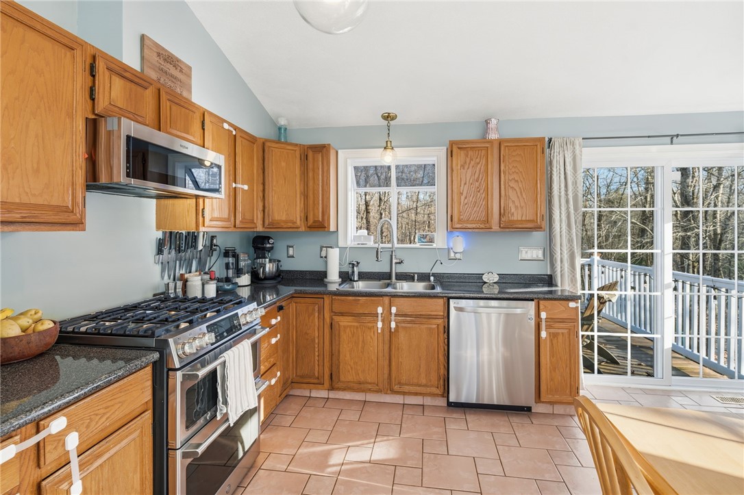 1720 Harkney Hill Road Coventry, RI 02816 - Photo 6 of 27