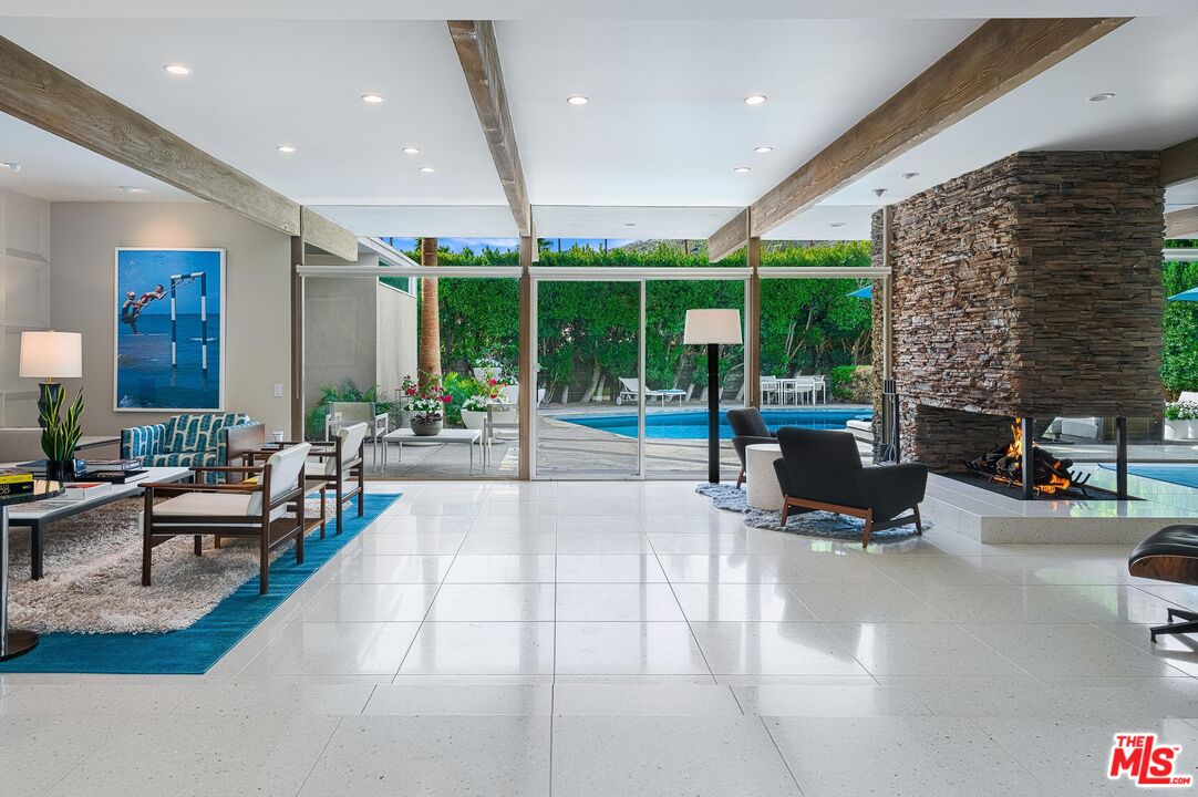 255 North Vía Las Palmas  