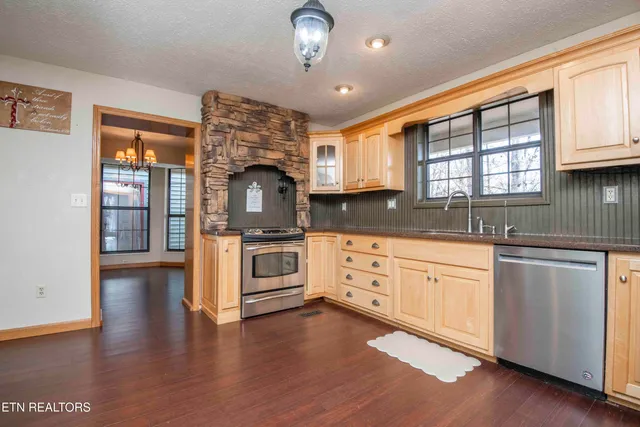 $750,000 | 121 Old State Circle, Powell, TN 37849