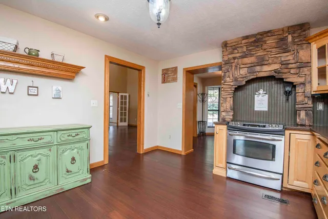 $750,000 | 121 Old State Circle, Powell, TN 37849