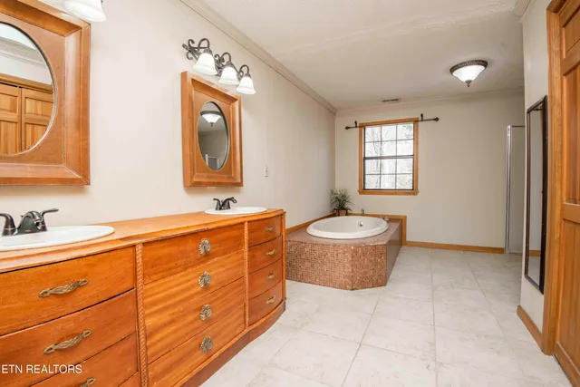 $750,000 | 121 Old State Circle, Powell, TN 37849