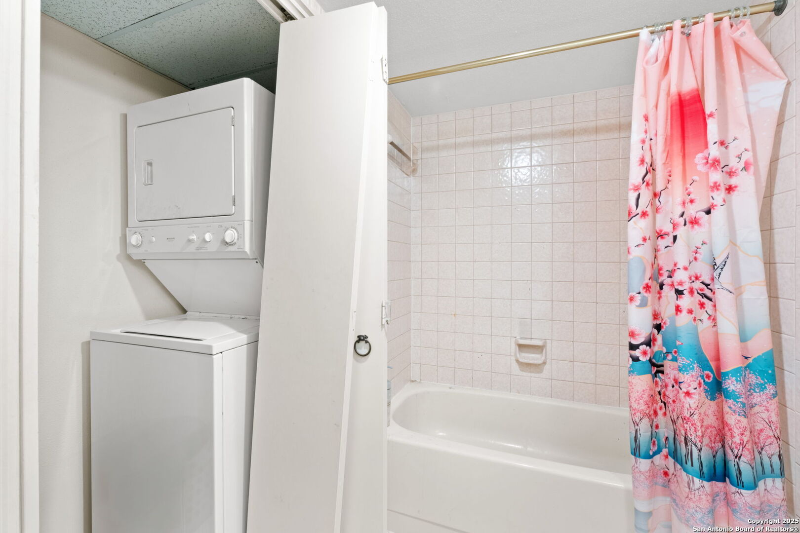 7701 Wurzbach Road, Unit 907 San Antonio, TX 78229 - Photo 18 of 25 a bathroom with a bathtub and shower
