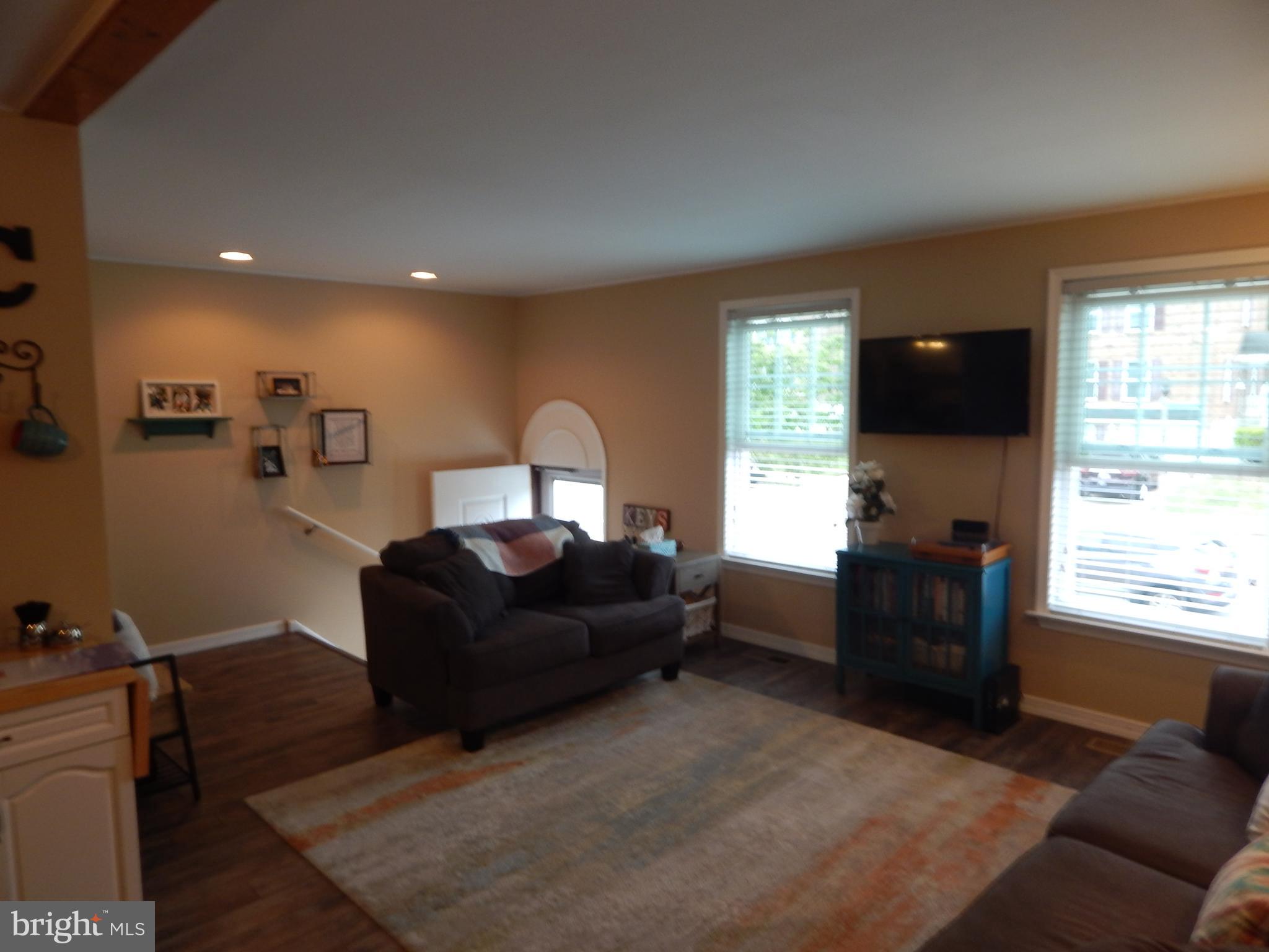179 Greendale Road Philadelphia, PA 19154 - Photo 4 of 19 Living Room