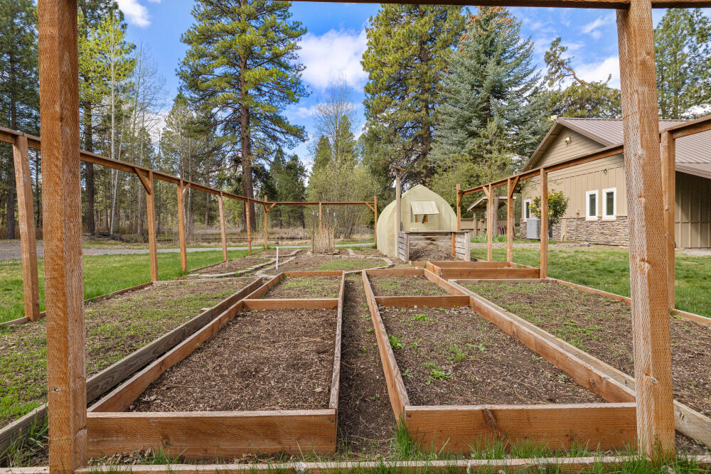 50205 Highway 62 Chiloquin, OR 97624 - Photo 43 of 44 garden area with deer fencing