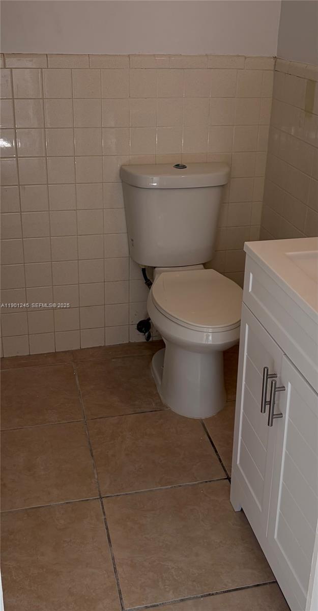 220 Southwest 7th Street, Unit 8 Boca Raton, FL 33432 - Photo 14 of 14 Primary Bathoom
