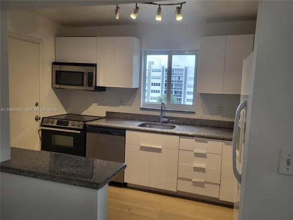 $2,600 | 1020 94th Street, Unit 503, Bay Harbor Islands, FL 33154