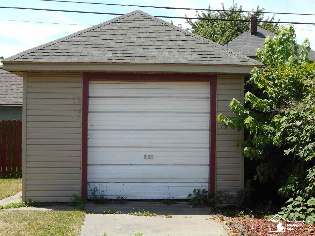 58 Maple Street River Rouge, MI 48218 - Photo 4 of 28 31354320-3.JPG
