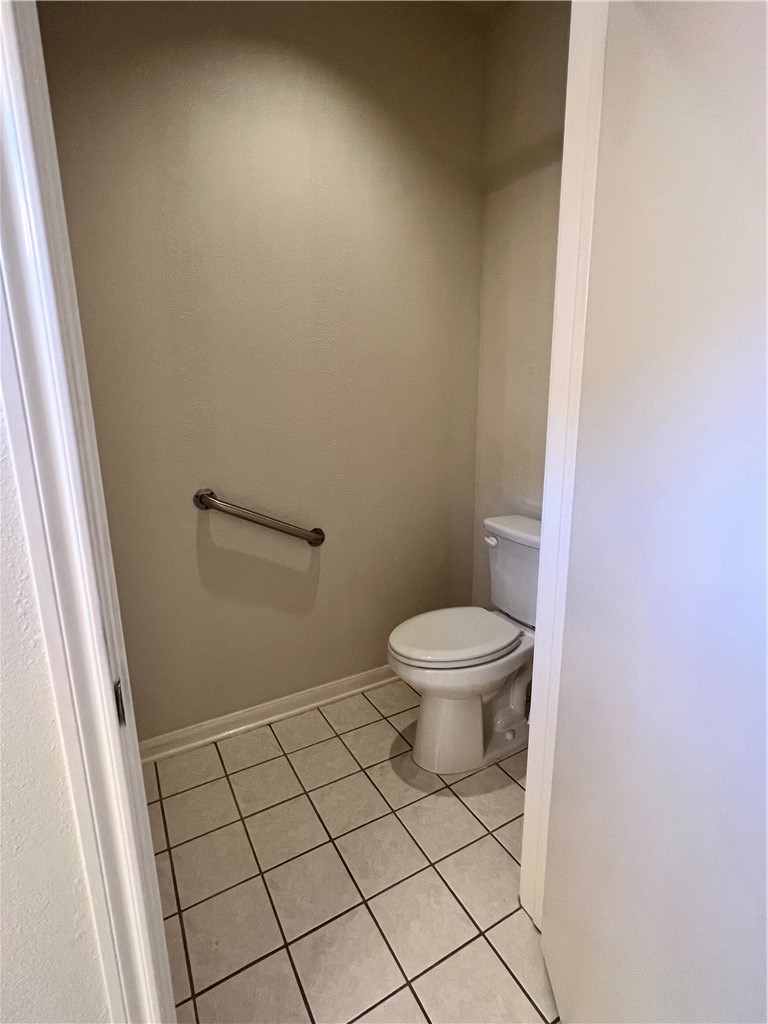 167 Whispering Wind Drive Georgetown, TX 78633 - Photo 11 of 29 Master bath water closet.