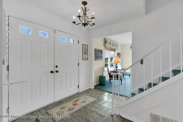 a view of an entryway with workspace