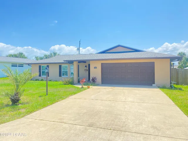 a front view of house with garage and yard
