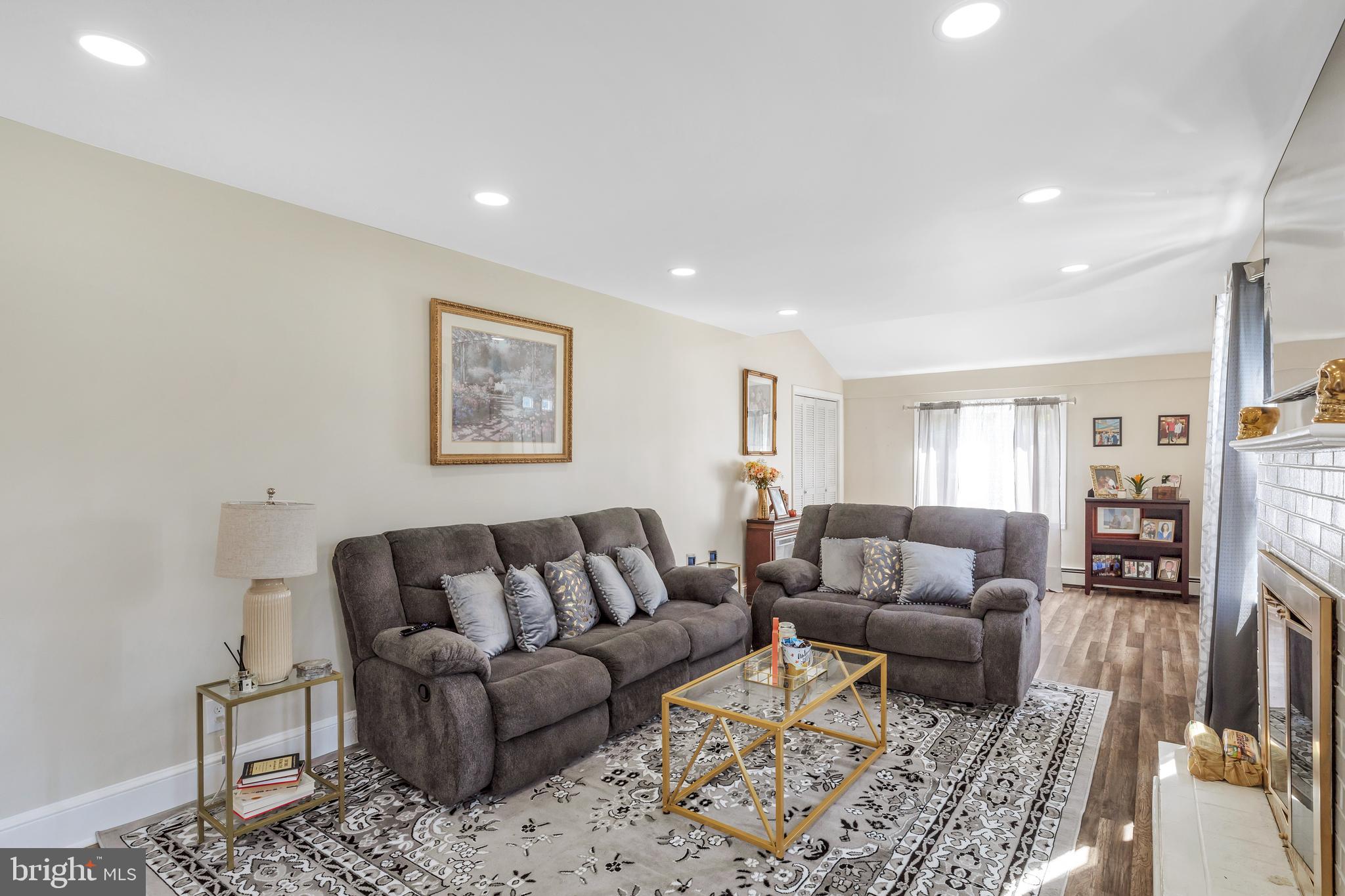 348 Ruth Avenue Aston, PA 19014 - Photo 4 of 37 Recessed lighting