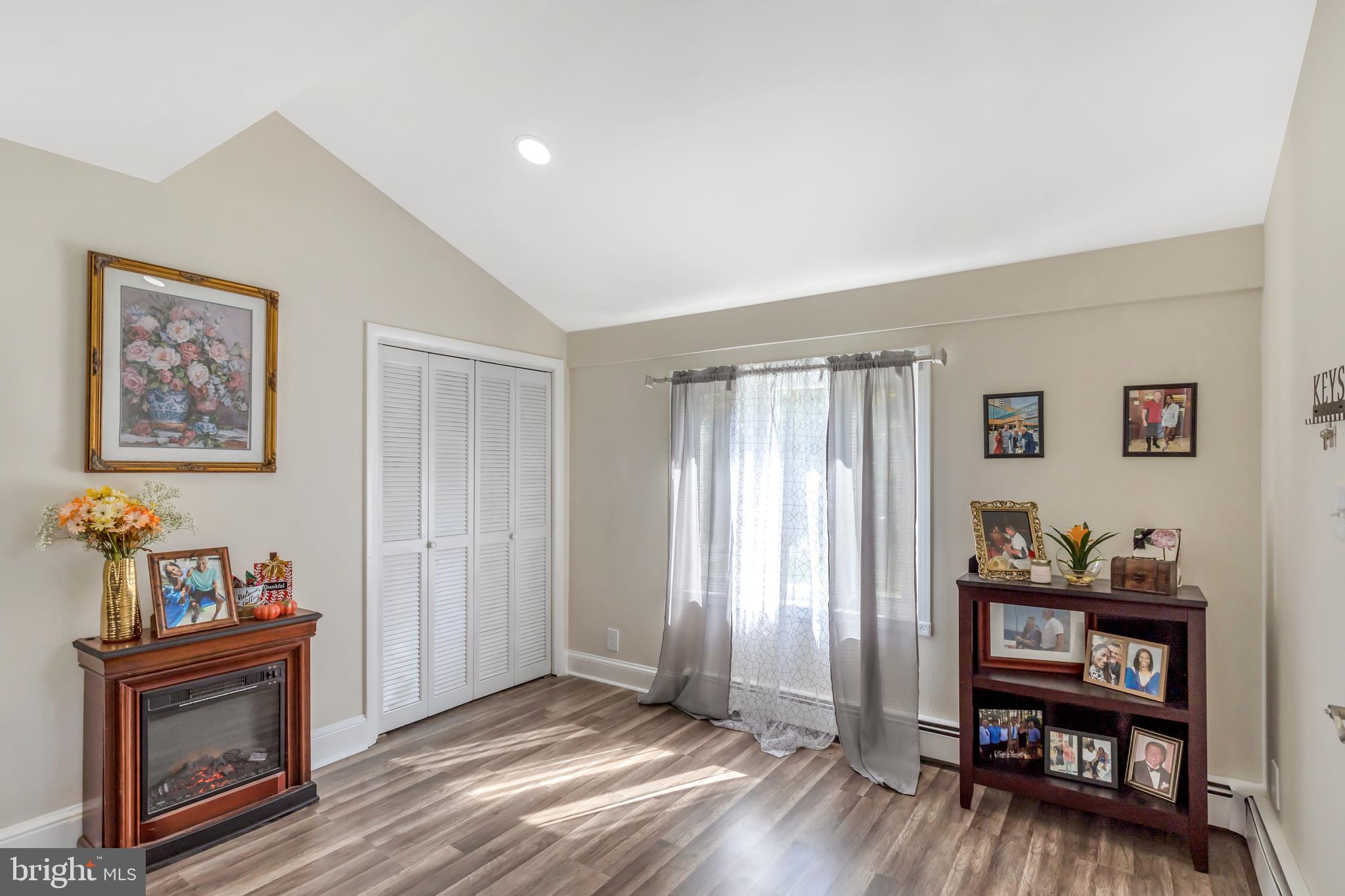 348 Ruth Avenue Aston, PA 19014 - Photo 5 of 37 Laminate flooring