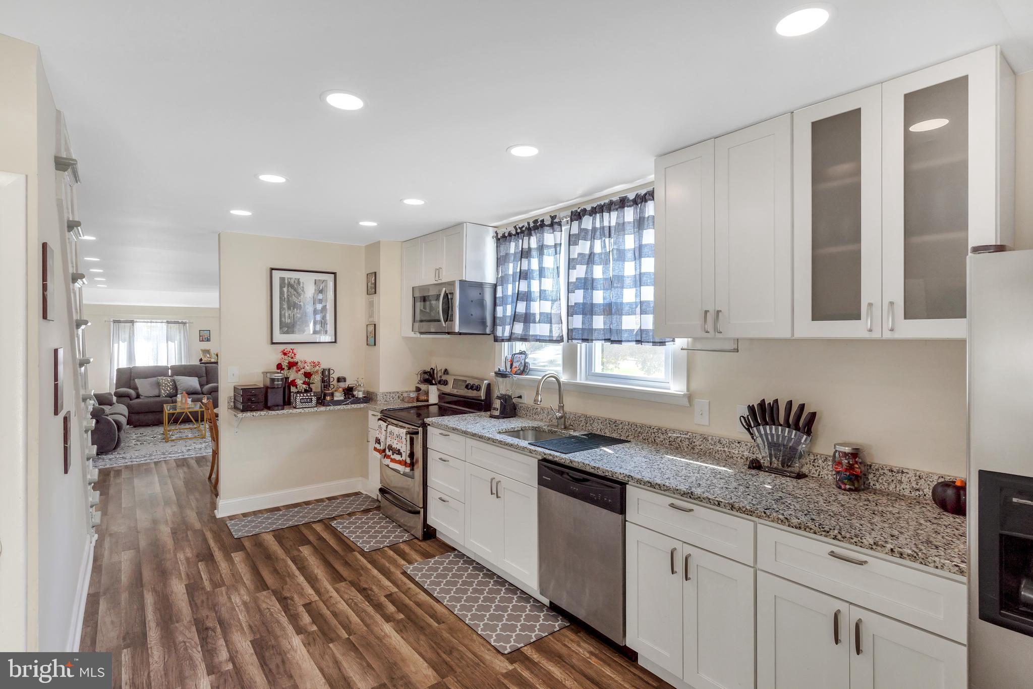 348 Ruth Avenue Aston, PA 19014 - Photo 10 of 37 Granite counters