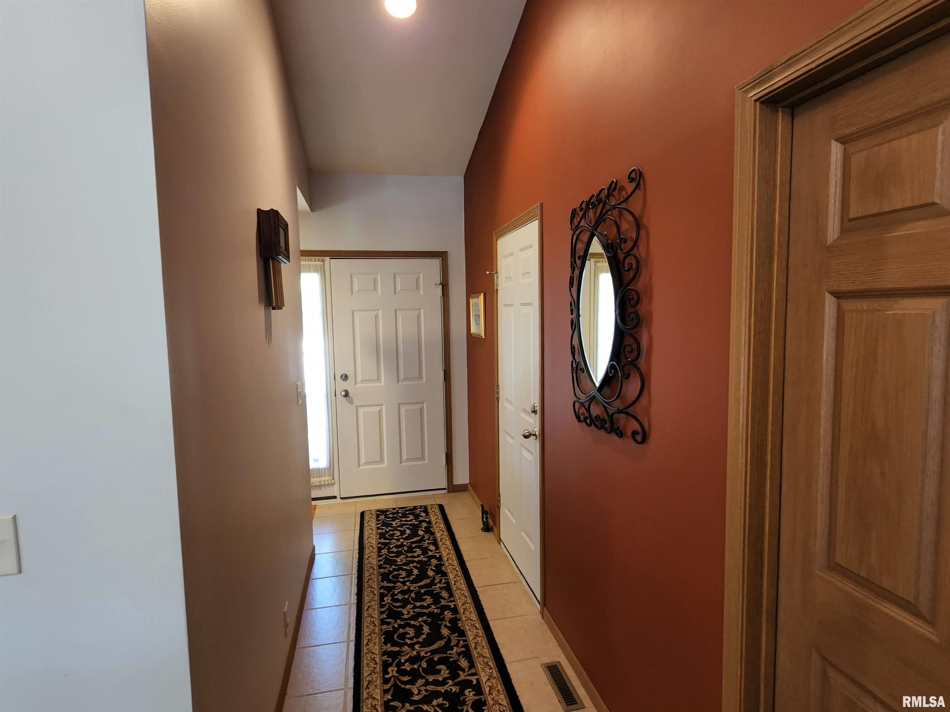 1822 Kingsbury Road Washington, IL 61571 - Photo 5 of 53 Gallery Image 5