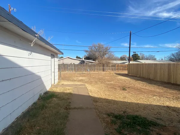 a view of a backyard