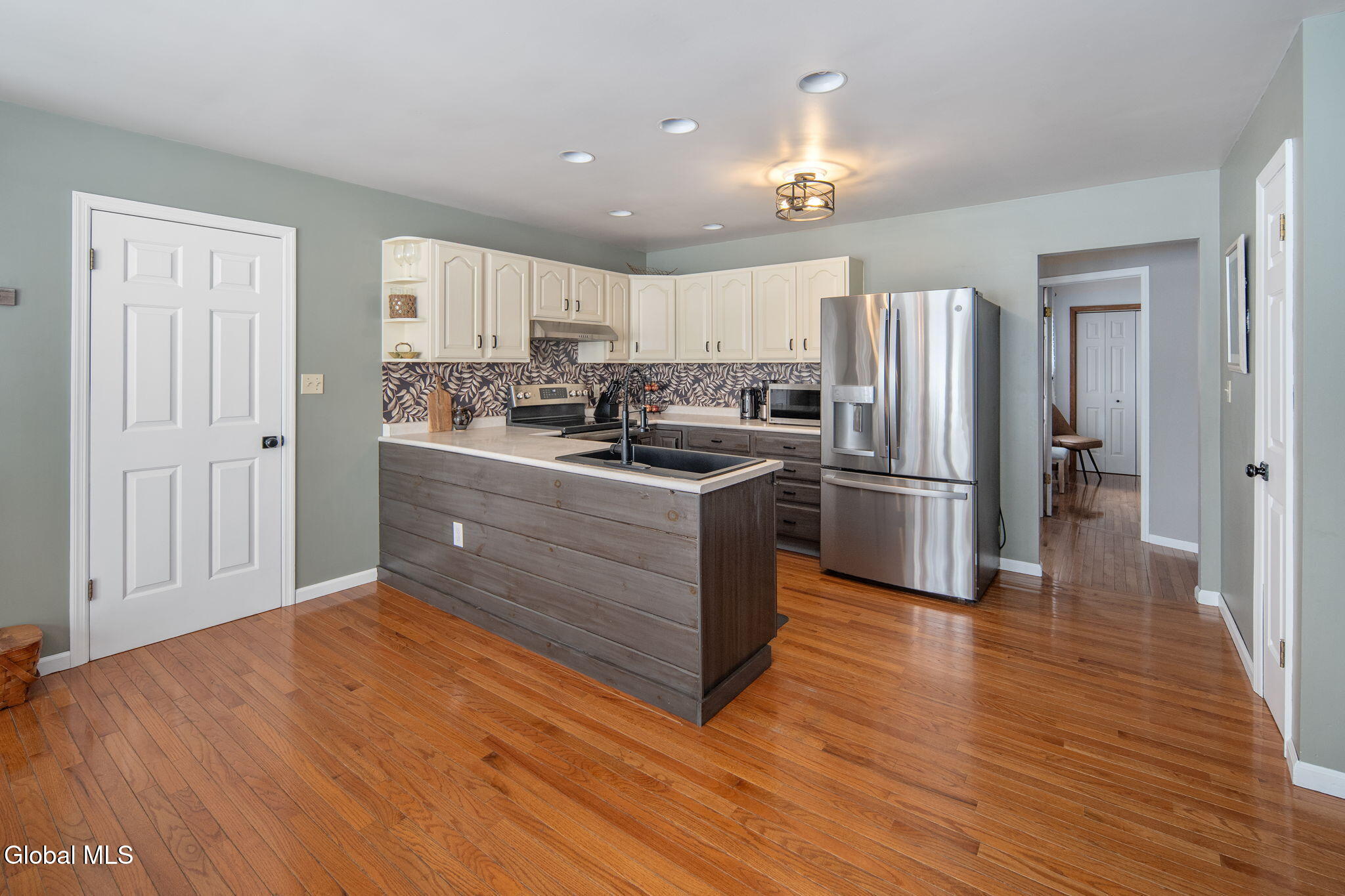 2 Robert Lane Rensselaer, NY 12144 - Photo 7 of 55 8-2RobertLn_08